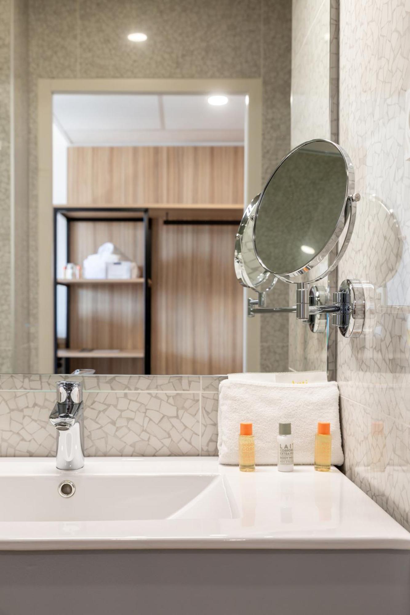 Golden Tulip Hotel & Rooftop Martigues Provence Room photo